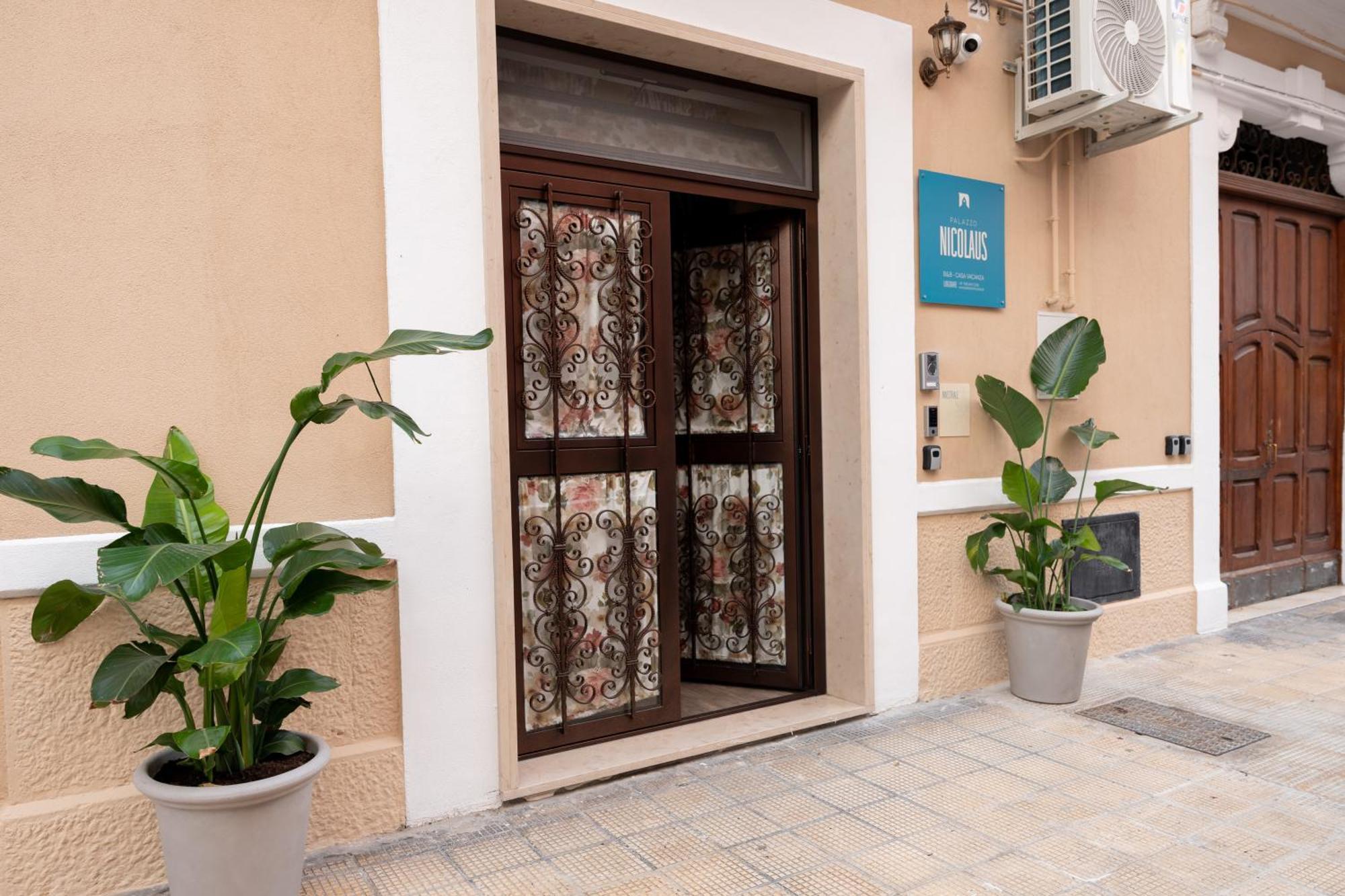 Bed and Breakfast Palazzo Nicolaus Del Lungomare Бари Экстерьер фото